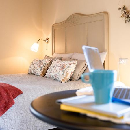 B&B Tra I Laghi Casale Corte Cerro ภายนอก รูปภาพ