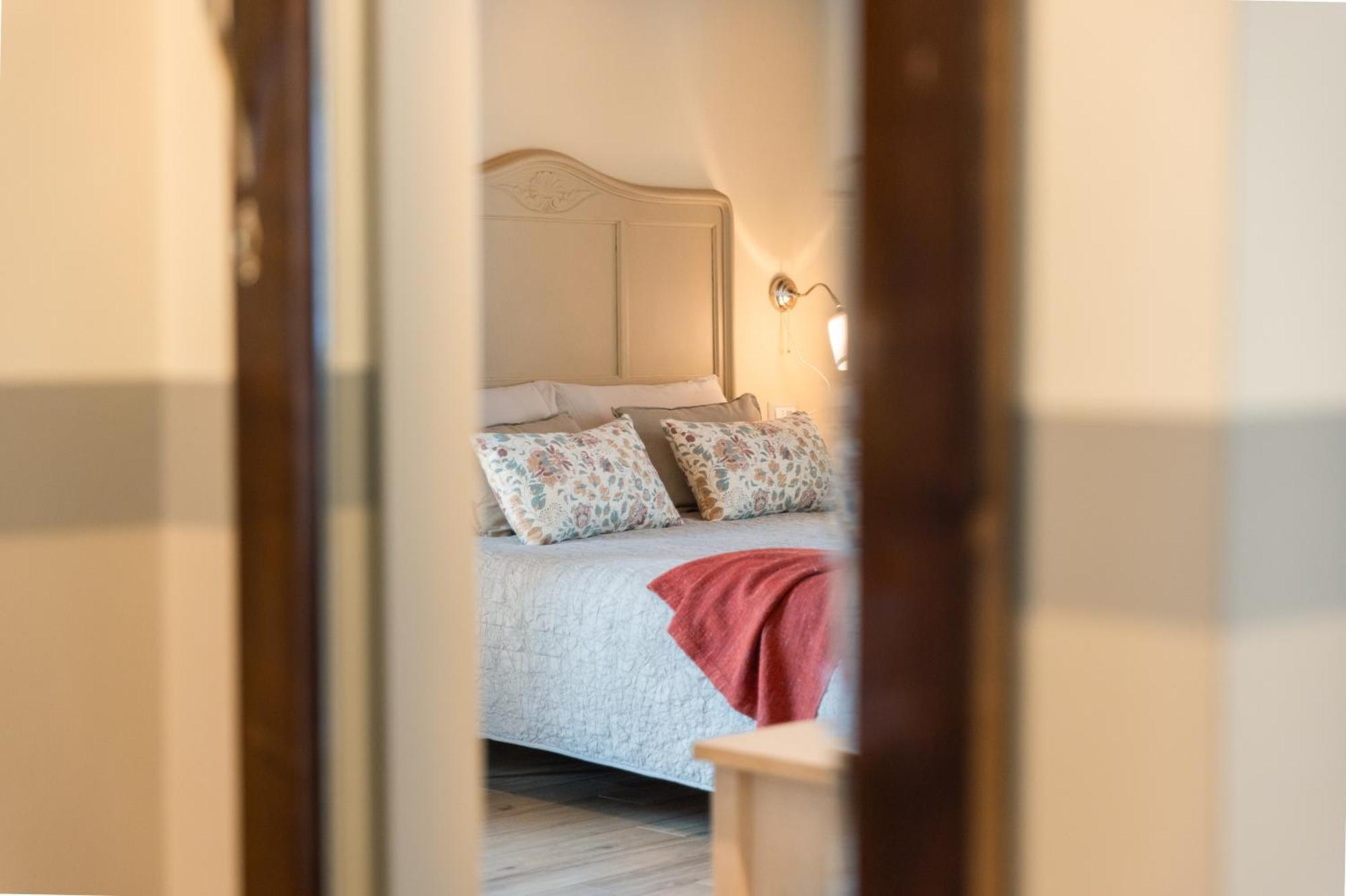 B&B Tra I Laghi Casale Corte Cerro ภายนอก รูปภาพ